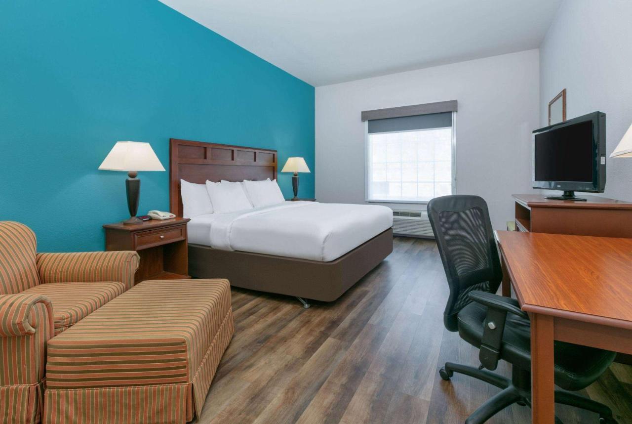 Comfort Inn&suites Near Comanche Peak