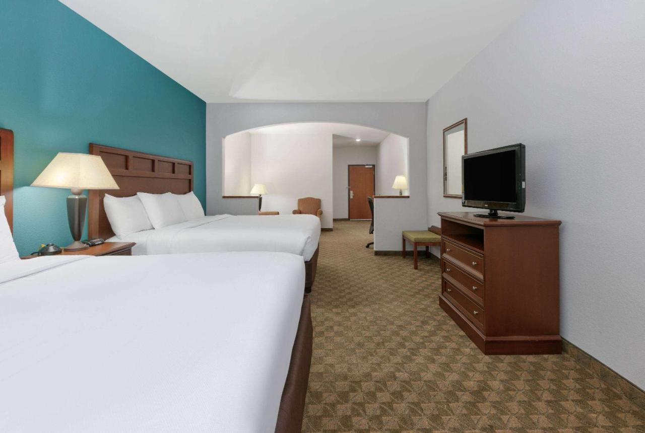 Comfort Inn&suites Near Comanche Peak Hotel 3*