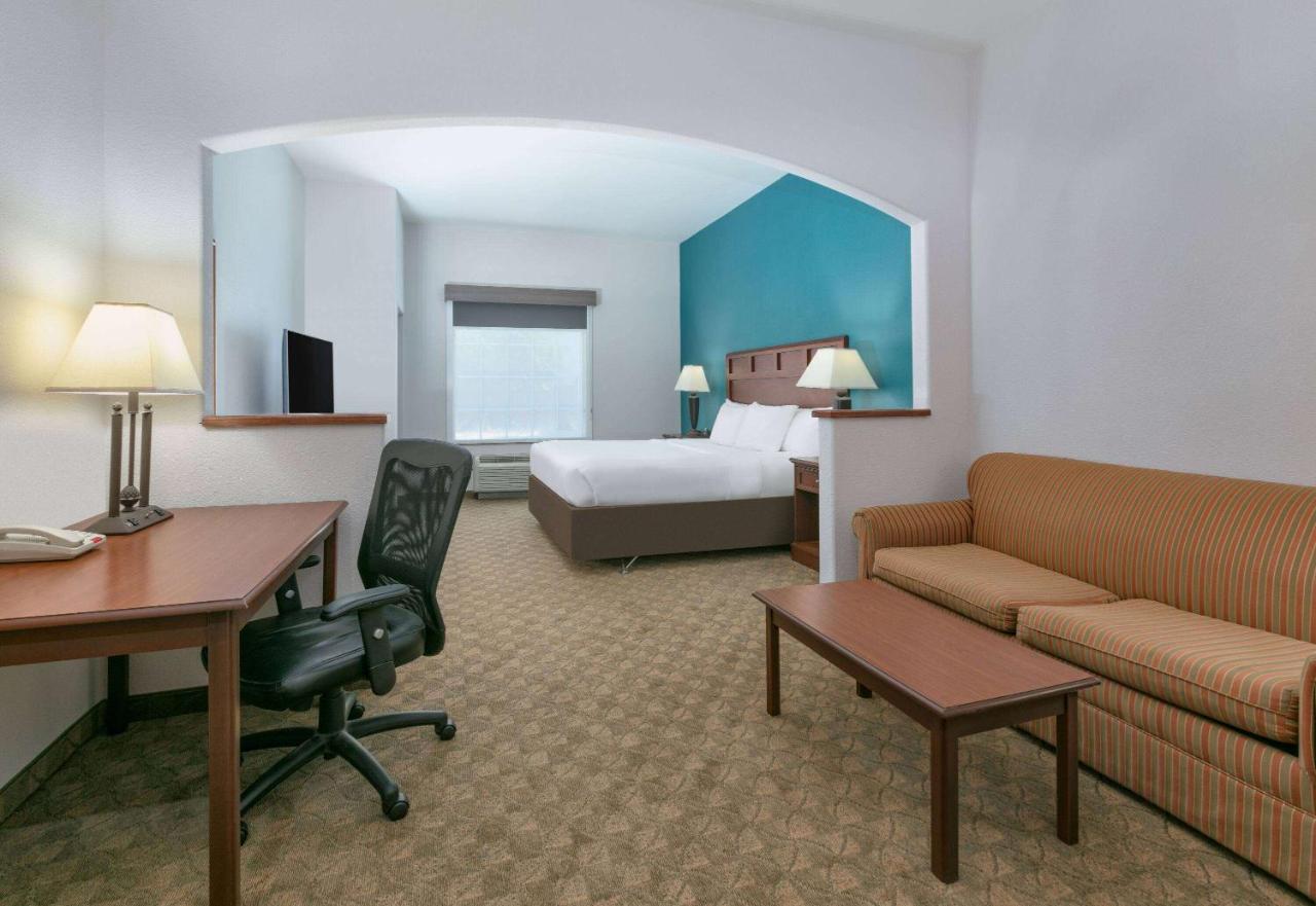 Hotel Comfort Inn&suites Near Comanche Peak 3*