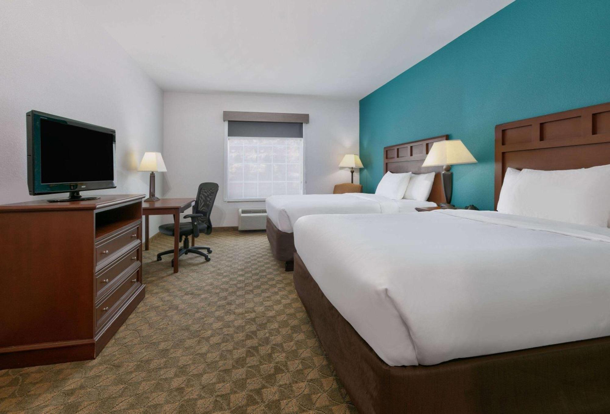 Comfort Inn&suites Near Comanche Peak Hotel 3*