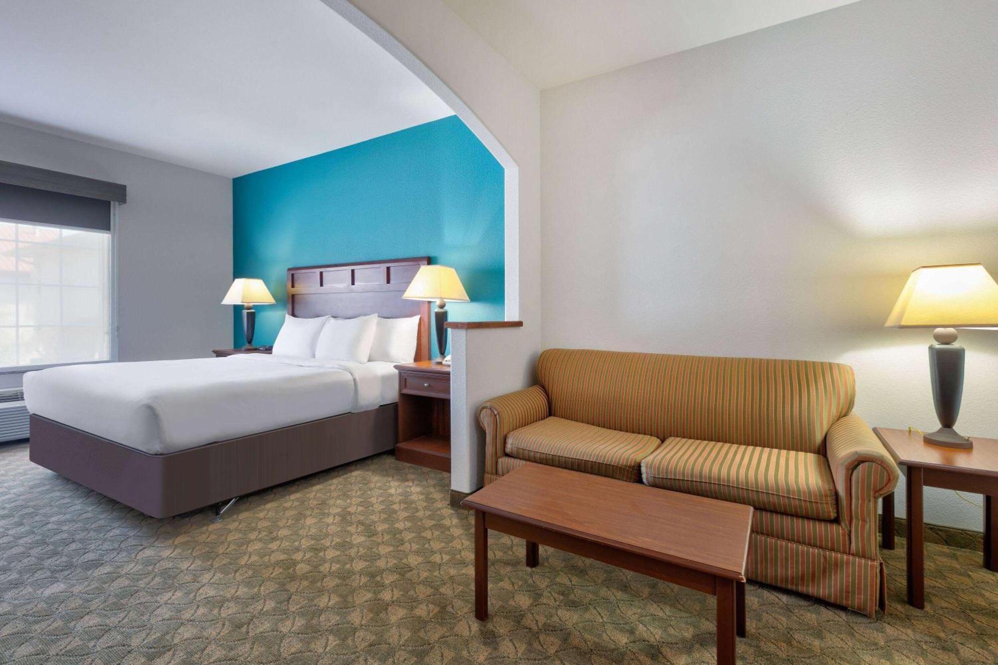 Comfort Inn&suites Near Comanche Peak Hotel 3*